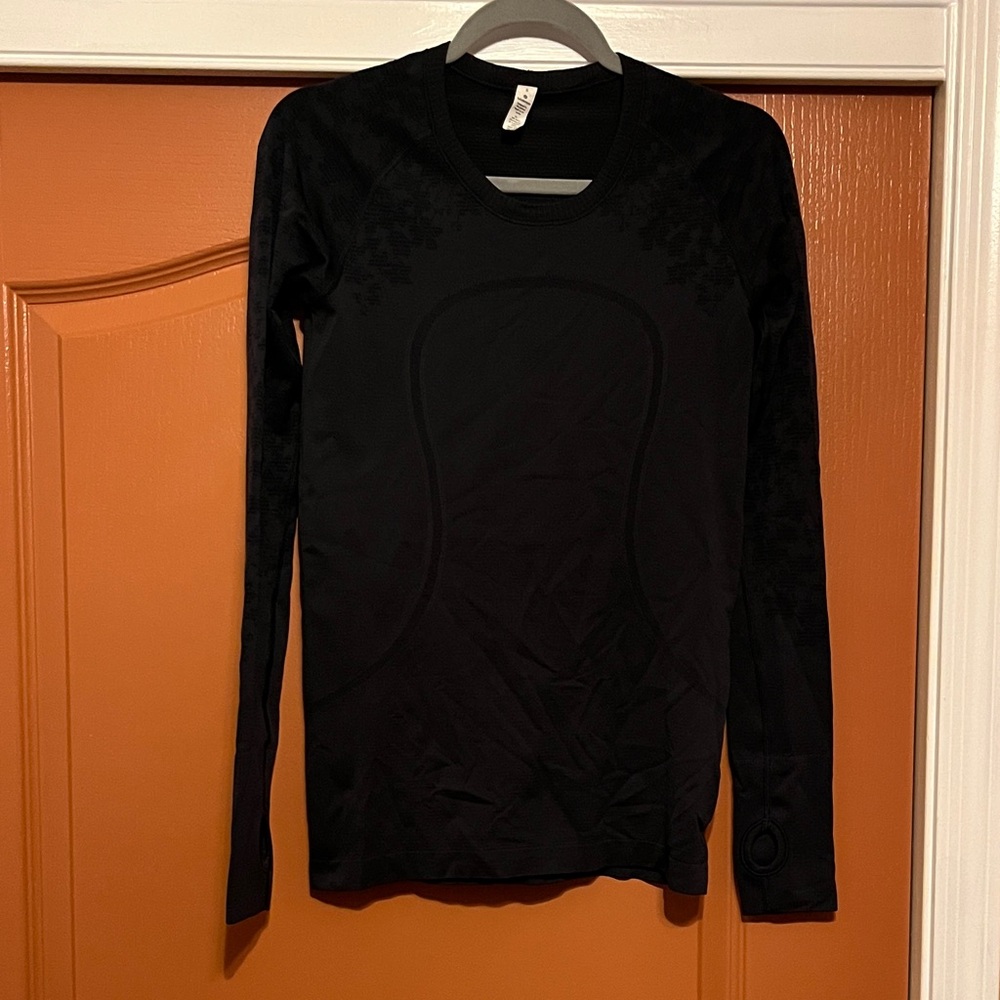Lululemon Women's Deep Navy Long-Sleeve Workout Top